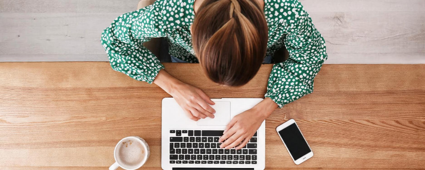 Selbstständige arbeitet am Laptop an ihrer Buchhaltung. Der Blogbeitrag zeigt, worauf es bei einem guten Buchhaltungsprogramm für das Erstellen, Prüfen und Verarbeiten von E-Rechnungen ankommt.