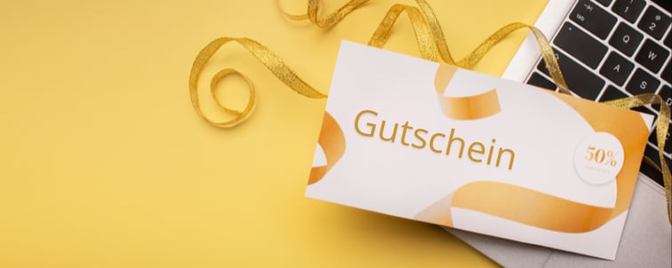 Laptop-Tastatur, auf der eine Gutscheinkarte liegt