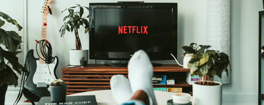 Person entspannt mit Netflix auf dem Fernseher im Wohnzimmer – ein Beispiel für Dauerschuldverhältnisse wie Streaming-Abonnements.