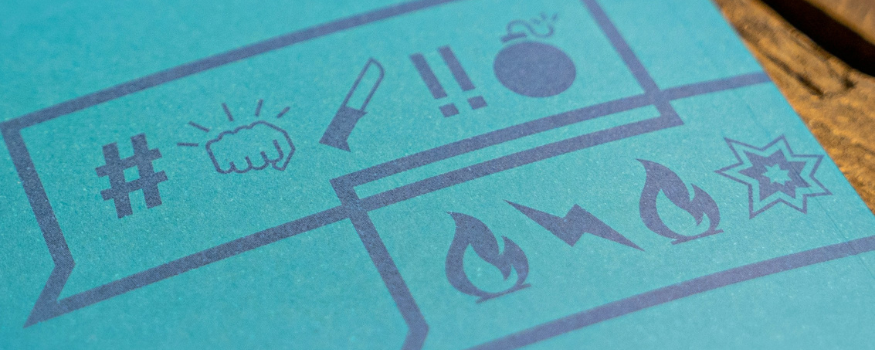 Illustration mit Symbolen wie Hashtag, Faust, Messer, Bombe, Feuer und Blitze – als Darstellung von Hasskommentaren und Gewaltaufrufen in Social Media Beiträgen.