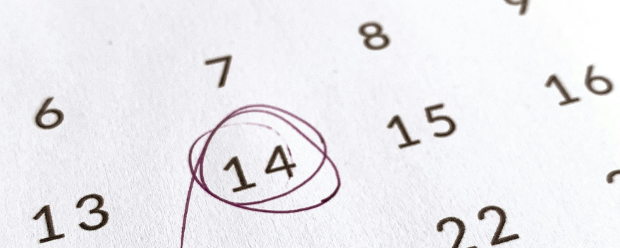 Großaufnahme eines Kalenderblattes, ein Tag ist umkreist. Die Abbildung soll Steuer- und Sozialversicherungstermine symbolisieren.